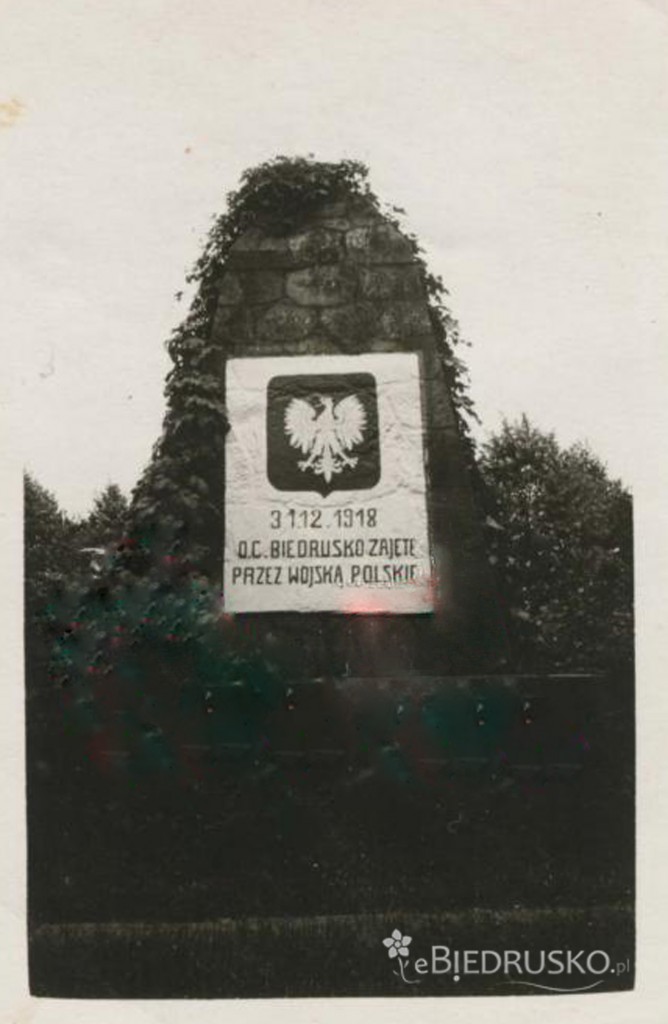 pomnik po powstaniu wlkp 1918